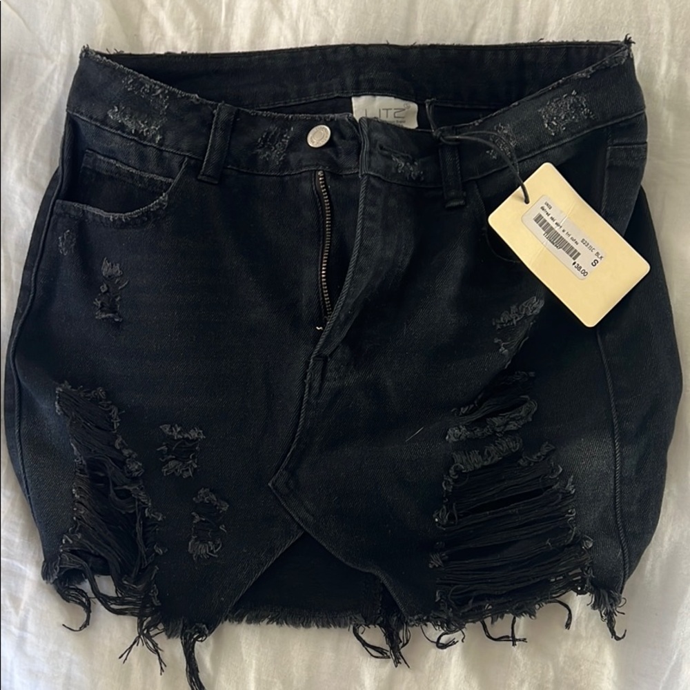 Black distressed short denim skirt